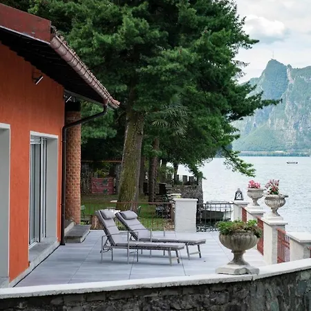 Villa Rustic Private Front With Boat